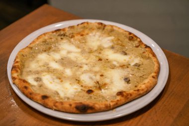 Çiğnenmiş hamurlu Napoli pizzası
