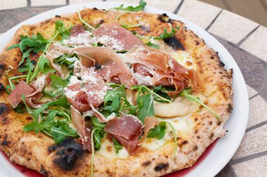 Çiğnenmiş hamurlu Napoli pizzası