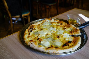 Napoli pizzasının mutfak fotoğrafı (Quattroformaggi)