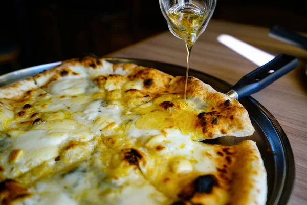 Une Photo Cuisine Pizza Napolitaine Quattroformaggi — Photo