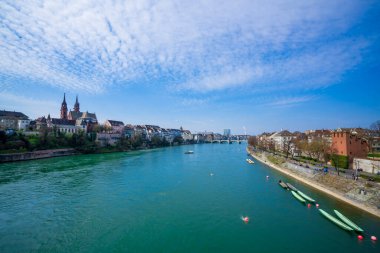 Ren Nehri Basel, İsviçre 'den akıyor.