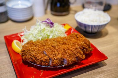 Domuz pirzolası ile yemek hazırla.