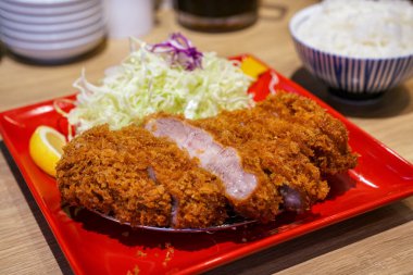 Domuz pirzolası ile yemek hazırla.