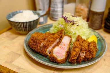 Domuz pirzolası ile yemek hazırla.