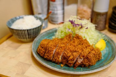 Domuz pirzolası ile yemek hazırla.