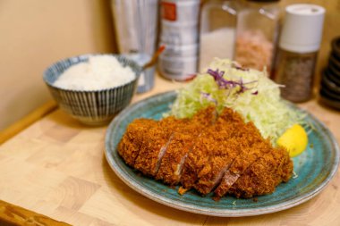 Domuz pirzolası ile yemek hazırla.