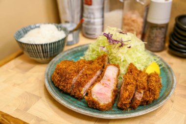 Domuz pirzolası ile yemek hazırla.