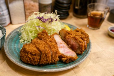 Domuz pirzolası ile yemek hazırla.