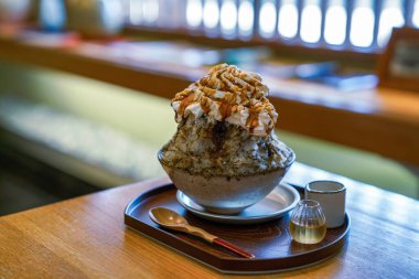 tıraşlanmış buz (genellikle aromalı basit şurupla servis edilir)