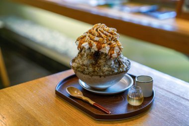 tıraşlanmış buz (genellikle aromalı basit şurupla servis edilir)