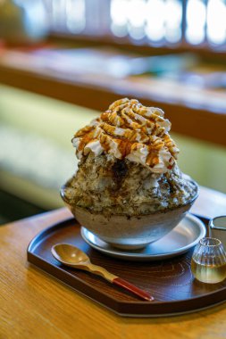 tıraşlanmış buz (genellikle aromalı basit şurupla servis edilir)