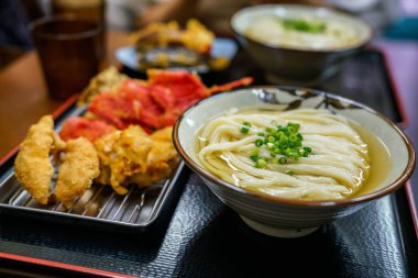 Kagawa bölgesinden kalın udon..