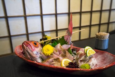 Çeşitli taze ve lezzetli deniz ürünleri sashimi.