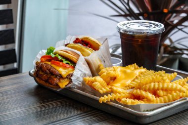 Büyük porsiyonlu lezzetli bir hamburger..