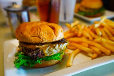 Büyük porsiyonlu lezzetli bir hamburger..