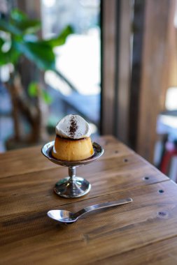 Eski bir kahve dükkanında kremalı puding.