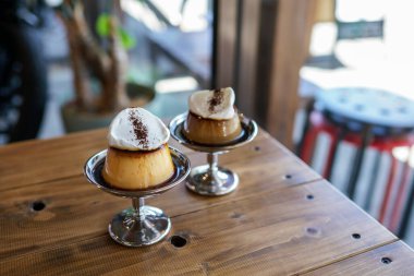 Eski bir kahve dükkanında kremalı puding.