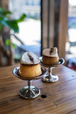 Eski bir kahve dükkanında kremalı puding.