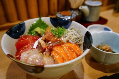 (Kaisen-don deniz mahsulleri ile kaplanmış pirinç kasesi))