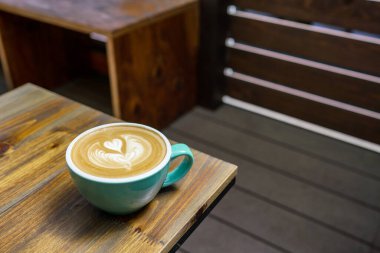 Şık bir kafede kapuçino.