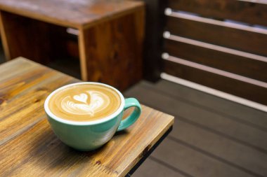 Şık bir kafede kapuçino.