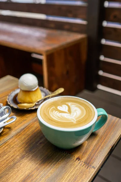 Şık bir kafede kapuçino.