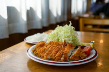 Restoranda tavuk pirzolası.