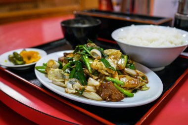 Çin lokantasının kızarmış ciğeri ve sarımsak soğanı yemek hazırlıyor.