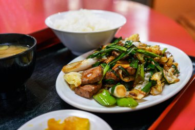 Çin lokantasının kızarmış ciğeri ve sarımsak soğanı yemek hazırlıyor.