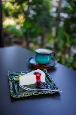 Bir kafede terasta servis edilen nadir peynirli kek.