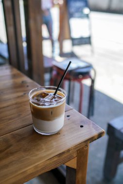 Süslü bir kafede buzlu Latte.