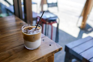 Süslü bir kafede buzlu Latte.