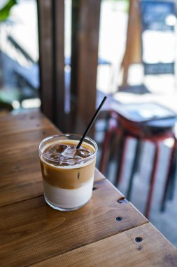 Süslü bir kafede buzlu Latte.