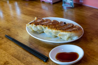 Çin restoranından gelen börekler.