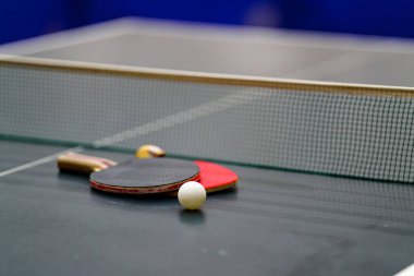Ping pong masasında raket ve top