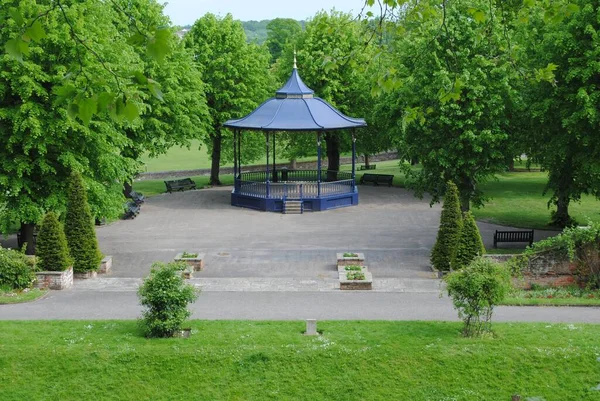 Kiosque Musique Bleu Dans Parc Entouré Arbres — Photo