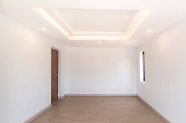 Boş odanın içi, kapısı ve penceresi olan, ahşap zemin aydınlatması olan bir fotoğraf..