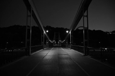 Gece siyah beyaz nehirde köprü.