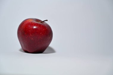 Beyaz arkaplanda kırmızı bir elma 