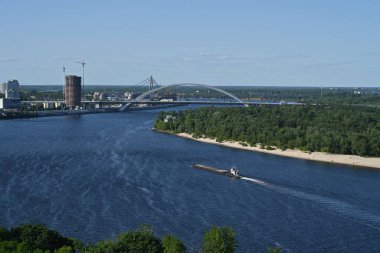Kyiv şehri ve Dnipro nehir manzarası