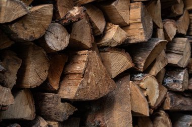 Yakmak için büyük miktarda odun.