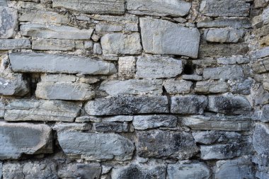 Eski dokular, yıkılmış duvar.