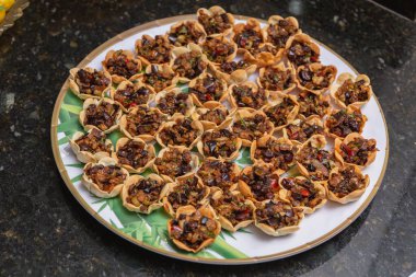 Et ve fındıklı kızarmış pirinç.