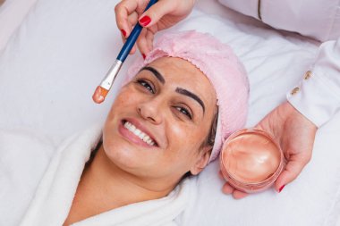 Tedavi için melazması olan bir hastada yüz maskesi kremi uygulanması. Cilt bakımı, cilt bakımı, cilt temizleme. Melasma