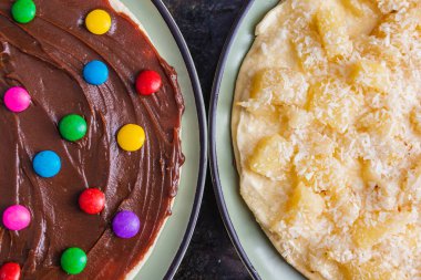 tatlı pizzalar, brigadeiro ve konfeti, beyaz çikolata ve ananaslı pizza, fırında pizza, ev yapımı pizza.