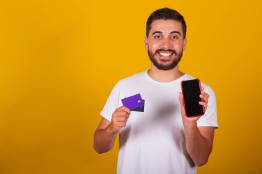 Brezilyalı Latin Amerikalı, cep telefonu ve kredi kartı, uygulama ve cep telefonu alışverişi konsepti