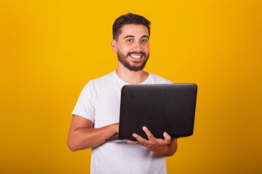 Brezilyalı Latin Amerikalı adam, mutlu, elinde defter ve gülümseme, iş konsepti, teknoloji, internet erişimi.