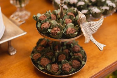 Lezzetli Brigadeiro şekeri, yarım çikolatalı cips, düğün şekerleri. tatlı gurmeler.