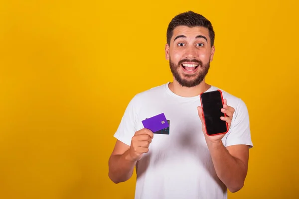 Braziliaanse Latijns Amerikaanse Man Toont Mobiele Telefoon Creditcard App Mobiele — Stockfoto