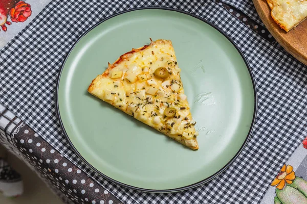 パームベジタリアンピザとモッツァレラチーズのおいしいマテイラボード スライスが足りない 焼きたて 家のピザ — ストック写真